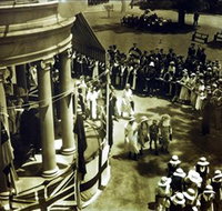 UQ Fryer Library - New Castle Holiday