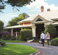 Historical Walk Through Russell Street - New Castle Holiday