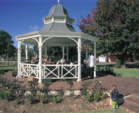 Muir House Art Gallery - New Castle Holiday 0