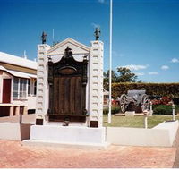 Gayndah War Memorial - New Castle Holiday