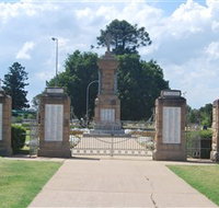 Warwick War Memorial and Gates - New Castle Holiday
