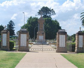 Warwick War Memorial And Gates - New Castle Holiday 0