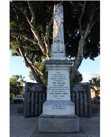 Emerald War Memorial - New Castle Holiday 1