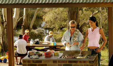 Apsley Falls Picnic Area - New Castle Holiday 0