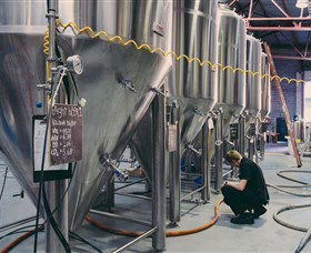 4 Pines Brewing Company - New Castle Holiday 6