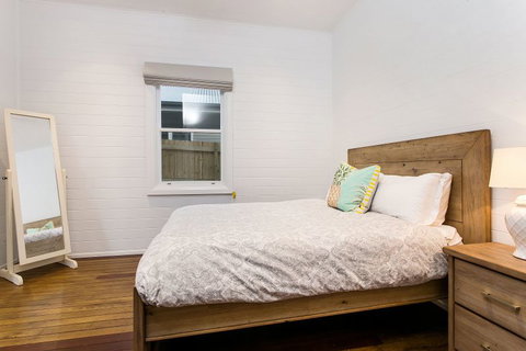 Tom & Doll's - New Castle Holiday 0