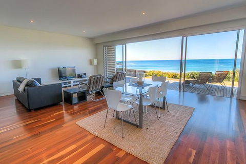 10-Day Surf Adventure From Brisbane To Sydney Including Coffs Harbour, Byron Bay And Gold Coast - New Castle Holiday 1