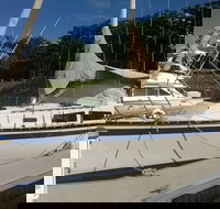 Townsville Lunchtime Sailing Cruise Boat Tour - New Castle Holiday