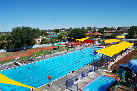 Holland Park Pool - New Castle Holiday 1