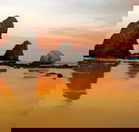 Glasshouse Rocks and Pillow Lava - New Castle Holiday