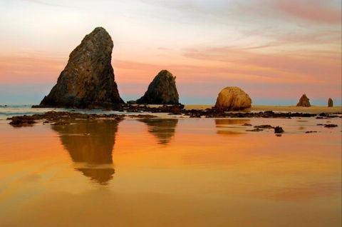 Glasshouse Rocks And Pillow Lava - New Castle Holiday 0