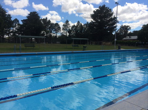 Binalong Memorial Swimming Pool - New Castle Holiday 0
