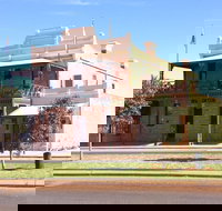 Old Gentleman's Club - New Castle Holiday