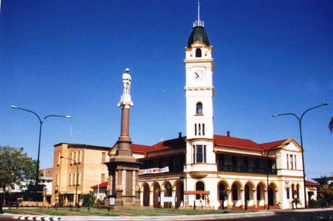 Bundaberg War Memorial - New Castle Holiday 0