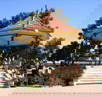 Gladstone Square - New Castle Holiday