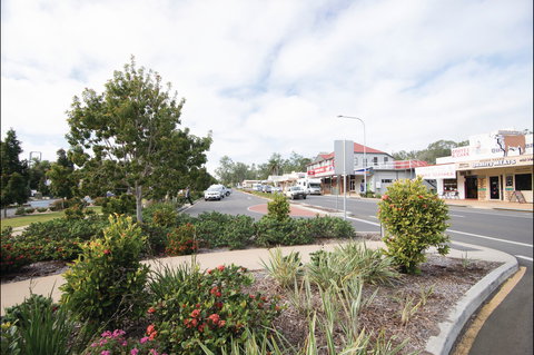 Gin Gin - New Castle Holiday 0