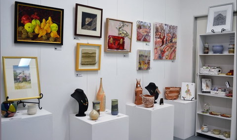 T'arts Gallery - New Castle Holiday 0