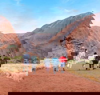 Explore Uluru 7 Hours Guide Tour at Sunrise with Light Breakfast - New Castle Holiday