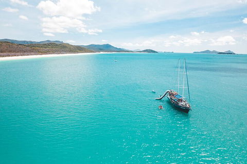 Day Sail The Whitsunday Islands On Atlantic Clipper From Airlie Beach - New Castle Holiday 4