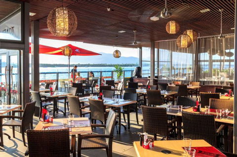 Dundee’s Restaurant On The Waterfront - New Castle Holiday 3