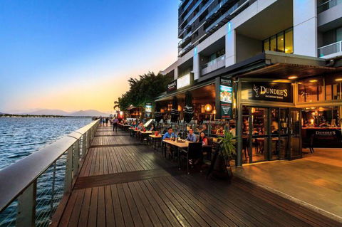 Dundee’s Restaurant On The Waterfront - New Castle Holiday 7