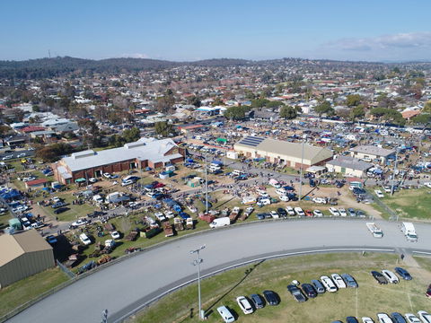 Wagga Swap Meet Run By  Classic And Historic Automobile Club Of Australia - Wagga Wagga Region - New Castle Holiday 0