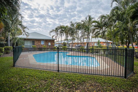 Emerald Maraboon Motor Inn - New Castle Holiday 4