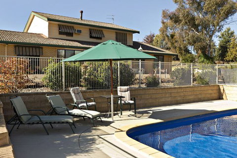 Hilltops Retreat Motor Inn - New Castle Holiday 2