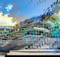 Rolling Surf Resort - New Castle Holiday