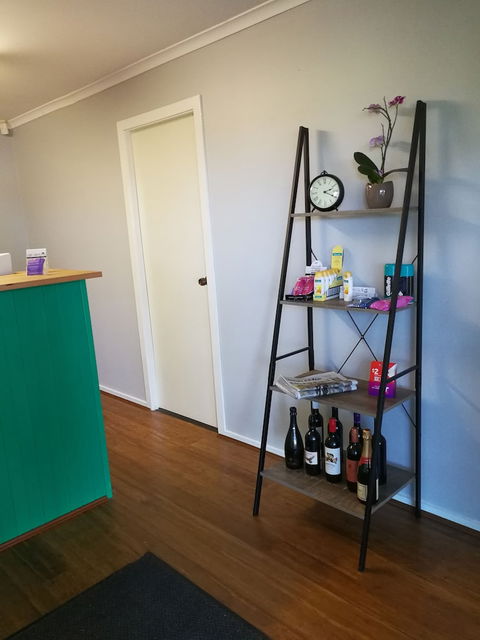 Lakeside Lodge Motel - New Castle Holiday 3