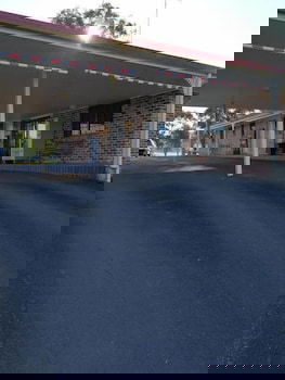 Lakeside Lodge Motel - New Castle Holiday 1