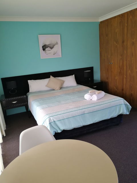 Lakeside Lodge Motel - New Castle Holiday 5