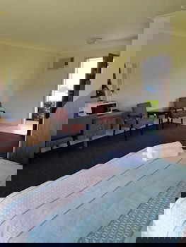 Lakeside Lodge Motel - New Castle Holiday 6