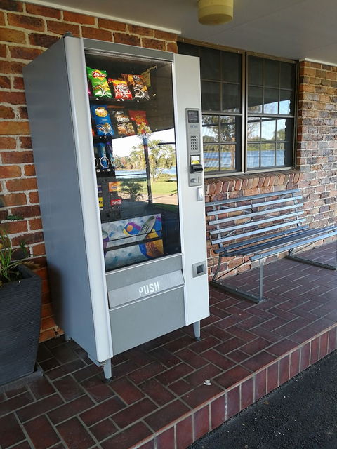 Lakeside Lodge Motel - New Castle Holiday 4