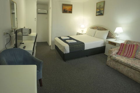 Calico Court Motel - New Castle Holiday 7