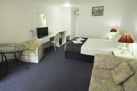 Calico Court Motel - New Castle Holiday 6