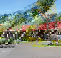 Pines Country Club Motor Inn - New Castle Holiday