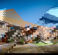 Comfort Inn  Suites Robertson Gardens - New Castle Holiday