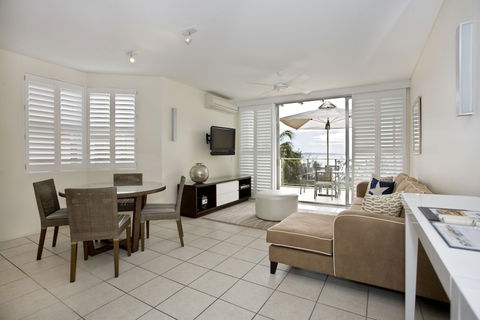 Maison Noosa Beachfront Resort - New Castle Holiday 3