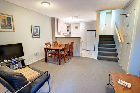 Spring Hill Gardens Apartments - New Castle Holiday 5