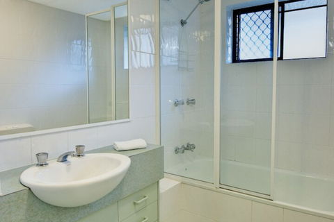 Spring Hill Gardens Apartments - New Castle Holiday 6