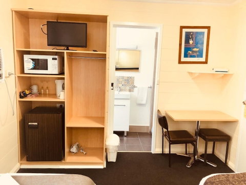 Red Cedar Motel - New Castle Holiday 6