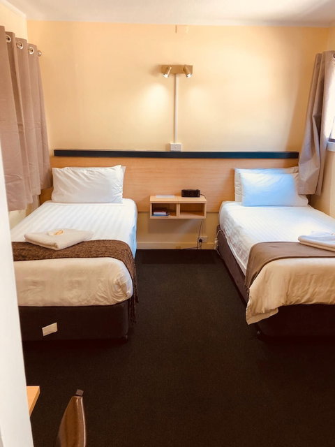 Red Cedar Motel - New Castle Holiday 4