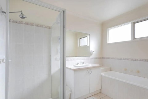 Lamplighter Motel - New Castle Holiday 6