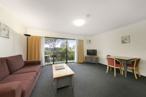 Mt Ommaney Hotel Apartments - New Castle Holiday 5