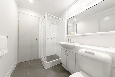 Mt Ommaney Hotel Apartments - New Castle Holiday 4