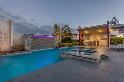 Platinum International - New Castle Holiday 0