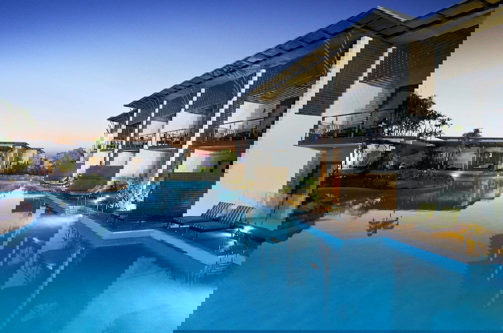 Bakewell NT New Castle Holiday