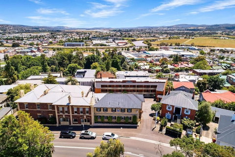Coach House Launceston - New Castle Holiday 1