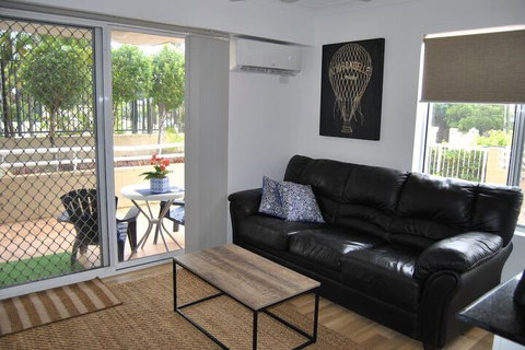 Budds Beach Apartments - New Castle Holiday 4